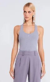 Musculosa de tejido canelado en tono gris melange, con calce ajustado y escote redondo tipo nadador.