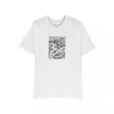 Remera blanca de manga corta con estampa central del logo de la marca éS sobre un fondo con textura de mármol.