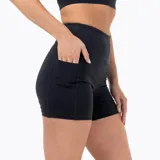 Short deportivo tipo biker de tiro alto, color negro, con bolsillos laterales y logo de la marca Merrell estampado en el lateral. Confeccionado en tejido técnico elástico con acabado suave al tacto y tecnología de secado rápido.
