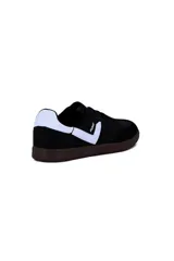 Championes deportivos Pony modelo Moma para hombre, de color blanco con detalles en azul marino y puntera de gamuza gris, con suela marrón de goma.