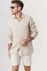 Camisa de manga larga color ladrillo, de corte clásico y confeccionada en lino.