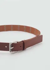Cinturón de cuero vacuno color marrón, con hebilla cuadrada metálica y detalle de tachas circulares plateadas.