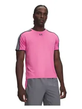 Remera deportiva Under Armour de manga corta, color rosado con paneles en los hombros y mangas de color gris, y ribetes negros. Cuenta con cuello redondo y el logo de la marca estampado en el centro del pecho.