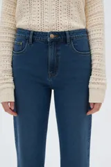 Pantalón jean gris oscuro de corte slim fit y tiro alto, con diseño clásico de cinco bolsillos.