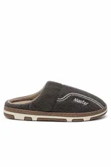 Pantuflas de pana color marrón, de diseño abierto en el talón, con interior afelpado, suela de goma con detalles en beige y marrón, y el texto "Master" bordado en el lateral con líneas curvas decorativas.