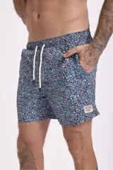 Short de baño azul con estampado floral en tonos rosados y celestes, con cordón blanco ajustable en la cintura.