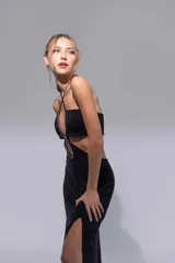 Vestido largo de fiesta color petróleo, con escote halter con detalle de cuentas, aberturas laterales en la cintura y tajo en la pierna.