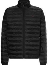 Campera acolchada negra de poliéster reciclado, con cuello alto y cierre de cremallera. Tiene aislamiento térmico y es repelente al agua. Incluye detalles distintivos de Tommy Hilfiger y logo bordado en el pecho.