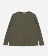 Blusa de mujer confeccionada en tejido rib, con cuello redondo y diseño sin mangas. Presenta un ajuste al cuerpo y acabado acanalado.