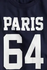 Buzo azul marino de corte oversized con cuello redondo ribeteado acanalado y diseño de texto blanco estampado en el frente que dice 'Paris 64 Sports Club'. Modelo con hombros caídos y remate acanalado en puños y bajo. Interior cepillado suave.