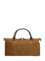 Bolso de viaje de gamuza marrón, con asas cortas de cuero liso, cierre superior con cremallera y detalles de refuerzo vertical.