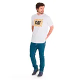 Remera blanca de algodón con logo de Caterpillar (CAT) estampado en el pecho, con letras negras y fondo a rayas diagonales amarillas.