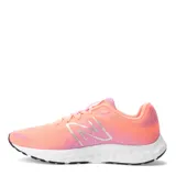 Championes de running New Balance en color coral con detalles en rosa. Presentan una parte superior de malla transpirable, cierre con cordones y suela de espuma blanca con base negra.