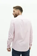 Camisa de lino con cuello mao y fit semi slim.