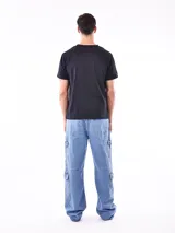 Remera color arena con cuello redondo y estampado pequeño en el pecho.