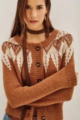 Cardigan de punto color tostado con diseño jacquard en tonos crema y marrón, decorado con lentejuelas. Presenta cuello redondo, cierre frontal con botones oscuros y puños acanalados.