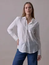 Camisa blanca a rayas verticales, marca Alex & Jordan. Tiene cuello con solapa, abertura central con botones y bolsillo aplicado en el pecho.