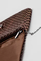 Bandolera pequeña de malla metálica en color cobre, con solapa frontal y cadena larga plateada para llevar al hombro o cruzada.