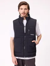 Chaleco reversible de nylon con diseño acolchado, cuello alto y cierre frontal. Cuenta con un bolsillo con cierre en el pecho y bolsillos laterales, además de una etiqueta con el logo de la marca.