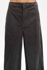 Pantalón de corte barrel confeccionado en pana de algodón, con tiro medio, cierre de cremallera y corchete oculto. Presenta bolsillos laterales delanteros y bolsillos de plastrón en la parte trasera.