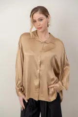 Camisa de satén tramada color tostado, con calce holgado, mangas largas y cierre frontal con botones.