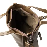 Cartera tipo tote color verde con doble asa de mano y correa bandolera ajustable. Diseño en símil cuero con logotipo XL Extra Large en relieve. Cuenta con cierre principal, bolsillo externo con cierre, bolsillo interno con cierre y dos bolsillos internos abiertos. Interior forrado en tela de algodón y poliéster con un compartimento.
