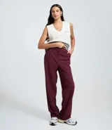 Pantalón de corte recto y estilo sastre, color azul marino, con bolsillos laterales tipo cuchillo y cierre frontal.
