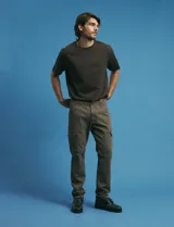 Pantalon cargo de corte recto en color verde militar, confeccionado en sarga de algodón con elastano. Presenta bolsillos laterales con fuelle y tapa, además de bolsillos traseros con cierre de botón.