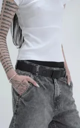 Remera de manga corta y cuello redondo, confeccionada en tejido ribb de algodón. Presenta un corte ajustado al cuerpo y largo hasta la cadera.
