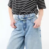 Bermuda de jean de tiro alto con cintura paperbag y lazo ajustable, corte ancho y largo por debajo de las rodillas.