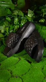 Sandalias bajas color beige con plataforma y tira ancha acolchada con diseño de rombos.