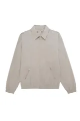 Campera de estilo casual con cuello tipo solapa, cierre frontal de cremallera y bolsillos laterales. Presenta puños y ruedo elásticos, con un acabado de textura ligera.