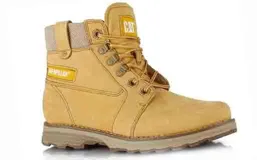 Botas de estilo borcego Caterpillar, color amarillo, confeccionadas en gamuza con detalles textiles. Presentan cierre de cordones, cuello acolchado y suela de goma resistente.