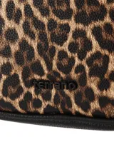 Bandolera compacta Terrano de color verde menta, confeccionada en símil cuero. Cuenta con cierre superior, herrajes metálicos plateados, tira ajustable al tono y detalle de logo metálico en el frente.