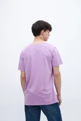 Remera de manga corta color blanco, con cuello redondo y corte holgado.