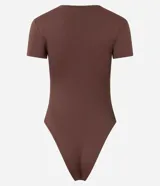 Body de poliamida color topo, con cuello redondo, mangas cortas y cierre en la entrepierna. Diseño ajustado al cuerpo.