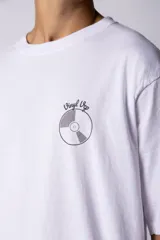 Remera negra de corte oversize con estampa pequeña en el pecho que representa un disco de vinilo con la inscripción Vinyl Up.