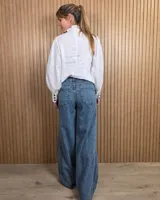 Jean de tiro medio en denim color tostado, con diseño de pierna ancha estilo wide leg y bolsillos traseros.