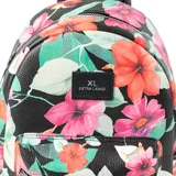 Mochila pequeña de símil cuero color negro con estampado de flores rosas, rojas y blancas. Tiene un bolsillo frontal con cierre, un compartimento principal con cierre, dos bolsillos internos abiertos y uno con cierre. Las correas son regulables y tiene un asa fija.