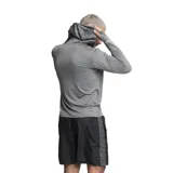Buzo deportivo Umbro de manga larga con capucha, confeccionado en tejido técnico elástico de color gris. Presenta un ajuste al cuerpo y el logo de la marca estampado en el pecho.