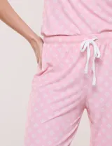 Set de pijama de tres piezas en color verde menta con estampado floral sutil, compuesto por una camisa de manga corta con botones, una musculosa básica y un pantalón largo de corte recto con cordón ajustable en la cintura.