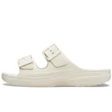 Sandalias Crocs modelo Saturday, color tostado, con diseño de dos tiras con hebillas ajustables y plantilla de espuma Croslite.