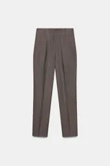 Pantalón tobillero de tiro alto con diseño de cuadros, costuras marcadas en el delantero y espalda, bolsillos laterales de vivo y cierre frontal con cremallera, botón interior y gancho metálico.