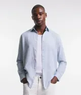 Camisa celeste de lino y algodón, de manga larga, cuello camisero y corte recto.