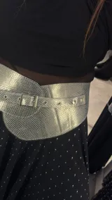 Vestido midi negro con estampado de lunares blancos, breteles finos y falda con volados y transparencias.