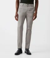 Pantalón de vestir gris claro, corte slim, confeccionado en sarga de algodón y elastano.