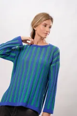 Sweater tejido de punto con franjas verticales azules y verdes, de corte holgado y mangas largas.
