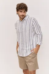 Camisa de manga larga de lino con diseño a rayas en tonos celestes y blancos, cuello camisero clásico y cierre frontal de botones.