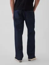 Pantalón de mezclilla de corte recto y holgado en color azul oscuro, con diseño clásico de cinco bolsillos y trabillas para cinturón.