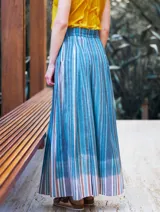 Falda larga de lino con estampado a rayas verticales en tonos rosados, fucsias y marrones.